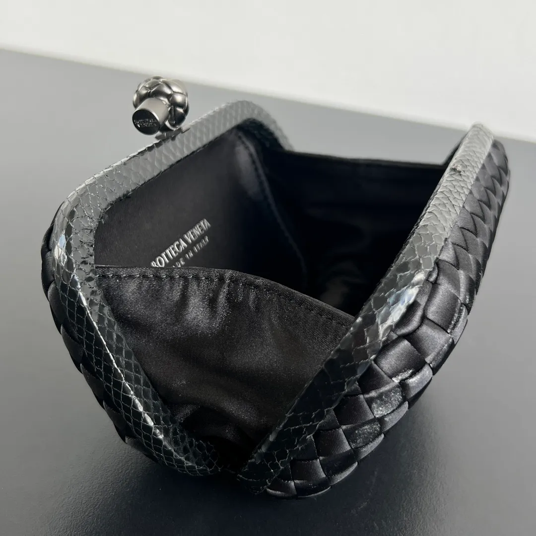 Batch 960 #BV Knot woven evening bag series~ (8651 16cm) Each bag reveals exquisite elegance💫Iconic classic silk weaving➕snake skin trim, with knot buckle, soft and delicate feel. The design is small and exquisite, low-key without logo, elegant and elegant. Paired with evening dress or cheongsam, it has the atmosphere of a famous and wealthy lady, full of aura and invincible texture💃 Dimensions: 16x10x5